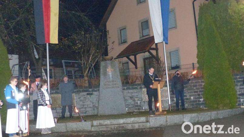 An der Kriegergedächtnisstätte in Döllnitz wurde bereits am Vorabend der Opfer beider Weltkriege gedacht, auf die Bürgermeister Anton Kappl am Rednerpult,ansprach. Bild: sl