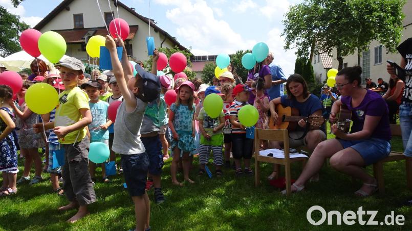 Voller Freude ließen die Kinder bei der Einweihung Luftballons steigen. Bild: hm