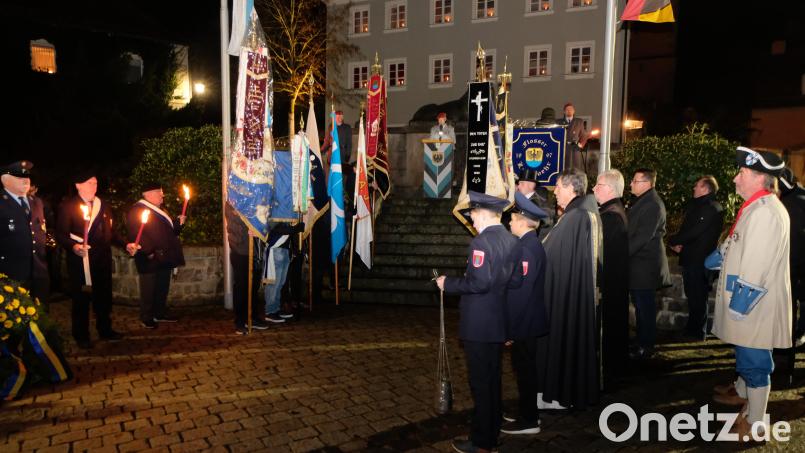 Mit einer eindrucksvollen Gedenkfeier beging Floß den Volkstrauertag. Bild: le