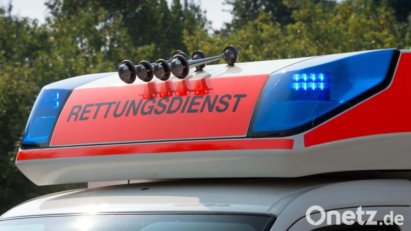 Blaulicht an einem Fahrzeug des Rettungsdienstes. Symbolbild: Soeren Stache/dpa