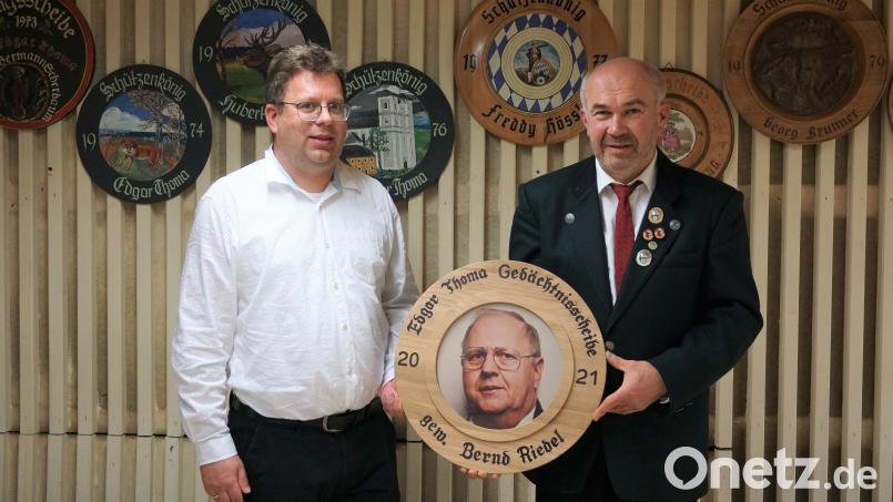Die Edgar-Thoma-Gedächtnisscheibe gewann Bernd Riedel (rechts). Übergeben wurde die Trophäe von Andreas Thoma (links) im Namen der Familie. Bild: SG Andreas Hofer/ exb