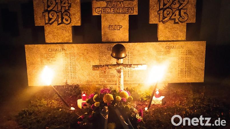 Der Krieger- und Soldatenverein Böhmischbruck schmückte das Ehrenmal auf dem Friedhof zum Volkstrauertag und legte einen Kranz nieder. Die Gefallenen dürfen nie vergessen werden. Bild: dob