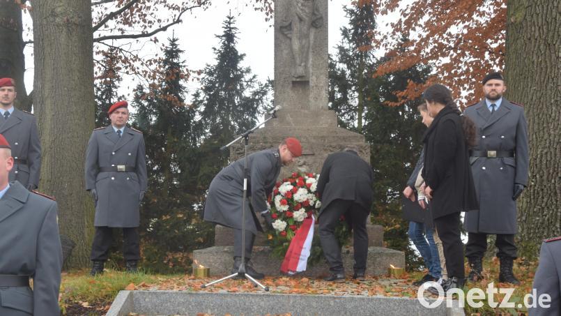 Erstmals wirkten die Soldaten der Pateneinheit aus Weiden bei den drei Gedenkfeiertagen in Windischeschenbach, Neuhaus und Bernstein mit. Hier in Neuhaus legte Bürgermeister Karlheinz Budnik mit Oberleutnant Patrick Pecher den Kranz nieder. Mit dabei auch Schülerinnen der Mittelschule. Bild: fz