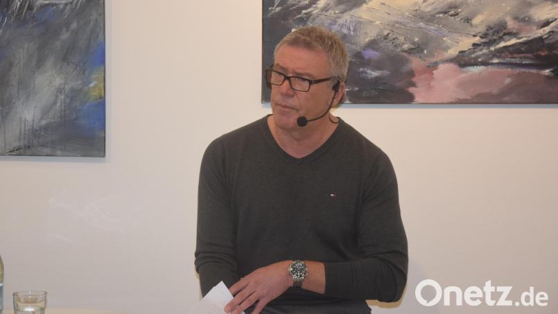 Arno Strobel &quot;liest&quot; die 50 Besucher in ein Wechselbad der Gefühle. Bild: fz