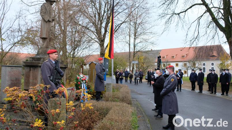 Gemeinde, Bevölkerung, Kirche, Vereine und Vertreter der Bundeswehr und der US-Army erinnerten zum Volkstrauertag gemeinsam in einer Gedenkfeier an die Opfer von Krieg, Gewalt, Terror und an die Corona-Toten Bild: do