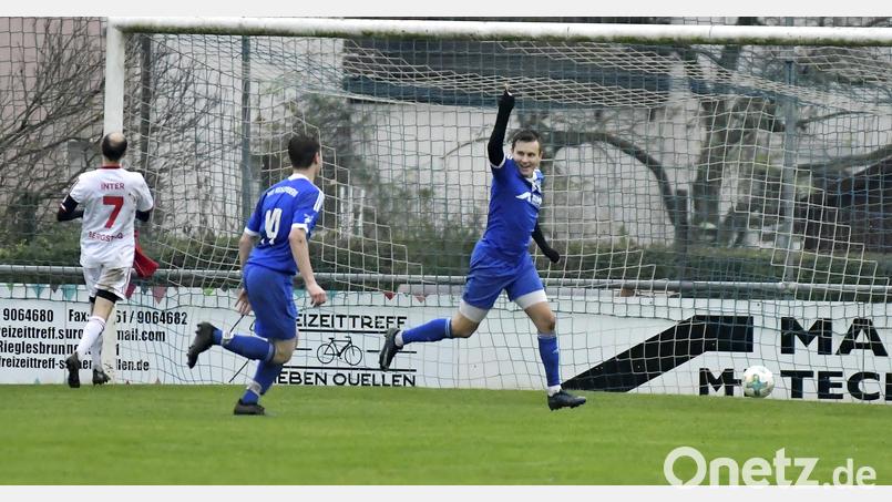 Philipp Witzel (rechts) dreht jubelnd ab: Gerade hat er das 1:0 für den TuS Rosenberg erzielt, als er Inter-Torhüter Daniel Steinbach &quot;belauscht&quot; hatte und ins leere Tor einschieben konnte. Links freut sich Mannschaftskollege Max Maul mit dem Torschützen, während Benjamin Kruppa (ganz links) vom SV Inter Bergsteig Amberg resigniert. Bild: Hubert Ziegler