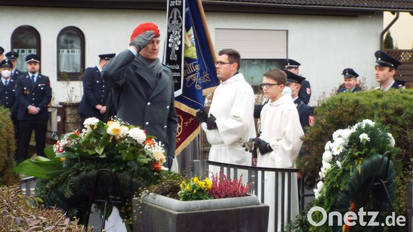 Volkstrauertag in Kümmersbruck: Kommandeur Sebastian Erbe vom Kümmersbrucker Logistikbataillon 472 salutiert nach der Kranzniederlegung. Bild: e
