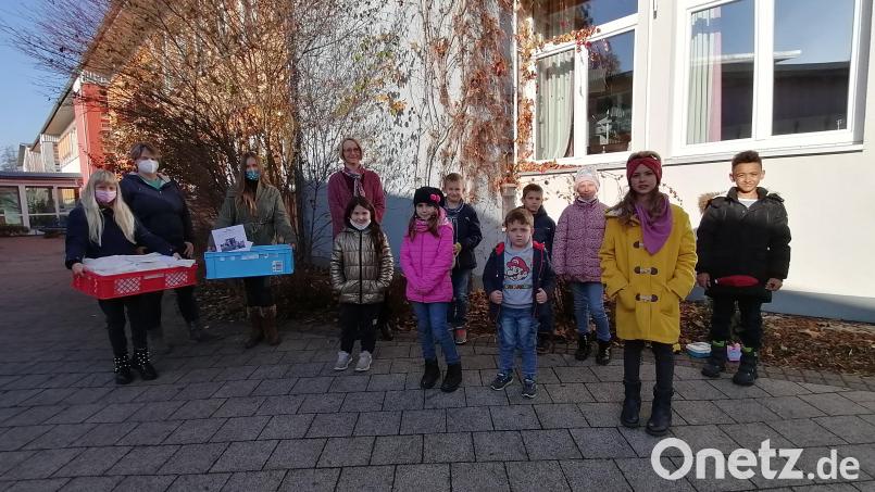Wer bei der modernen Martinsfeier mitmachte, erhielt ein halbes Martinshörnchen. Bild: jzk