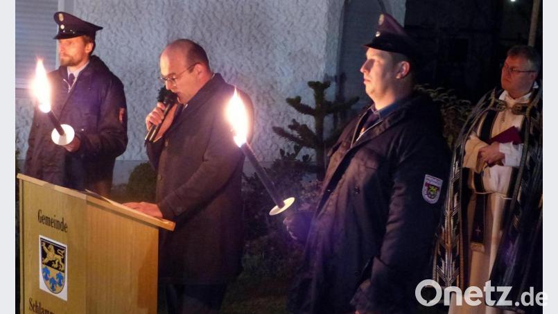 Bürgermeister Johannes Schmid und Pater Adrian Kugler bei der Gedenkfeier am Ehrenmal für die Kriegsgefallenen. Bild: lgc
