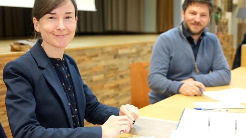 KJR-Geschäftsführerin Johanna Lorenz (links) und Vorsitzender Peter Neumeier (rechts) wollen das Modell &quot;Fifty-Fifty-Taxi&quot; neu beleben. Bild: Hirsch