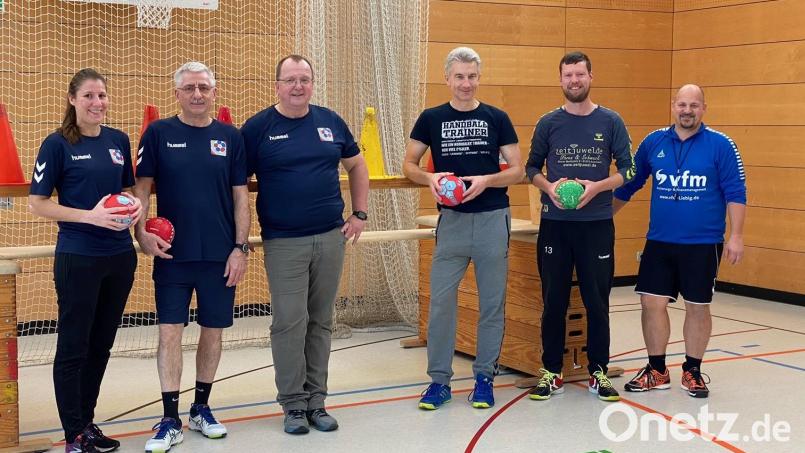 (v.l.n.r.)
Katharina Eichenmüller (Trainerin weibl. C-Jugend), Manfred Eichenmüller (Trainer männl. A-Jugend), Norbert Herold (Spartenleiter), Georg Folkenborn (Trainer männl. C-Jugend), Matthias Edtbauer und Thomas Sporrer (beide Trainer männl. E-Jugend) Bild: haw