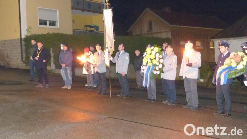 Die Soldaten- Reservistenkameradschaft beim Gedenken vor dem Kriegerdenmal mit Bürgermeister Anton Kappl (mit Amtskette) Bild: sl