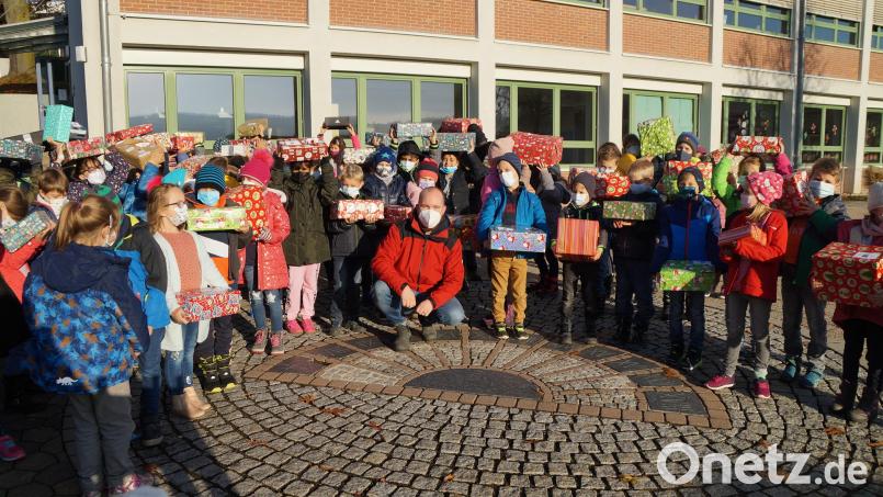 Vier Klassen der Doktor-Eisenbarth-Grundschule haben Päckchen gepackt und geben sie an Kinder in Bulgarien, Moldawien, Rumänien und die Ukraine ab. Bild: wel