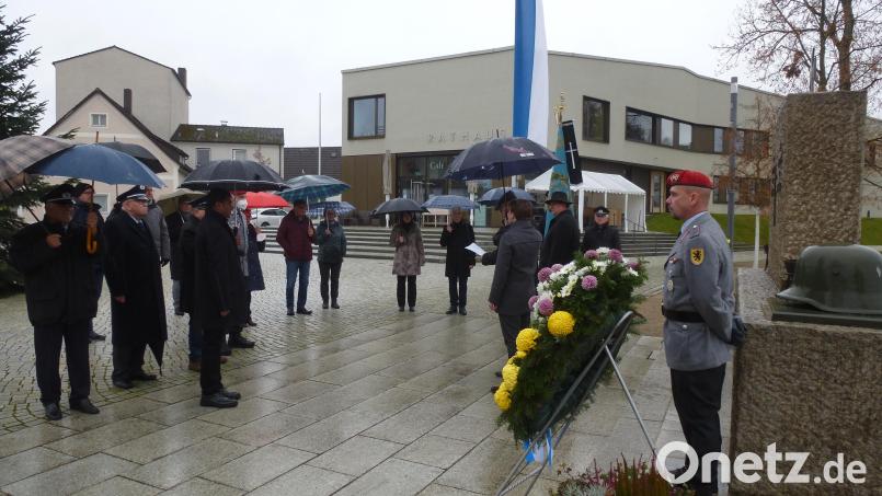 Gemeinde und die Krieger- und Soldatenkameradschaft ehren am Mahnmal die Opfer von Krieg und Gewalt Bild: bk