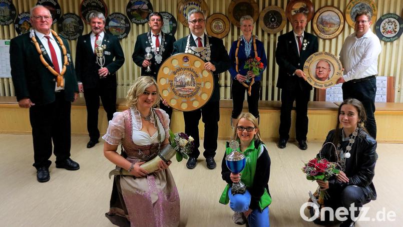 Die Königsproklamation, Pokal- und Scheibenübergaben für 2021 nahm Schützenmeister Stefan Kraus (links) vor, der die Knackwurstkette für den Vorjahres-Luftpistolenkönig, Ludwig Schultes, stellvertretend überreicht bekam. Bild: SG Andreas Hofer/ exb