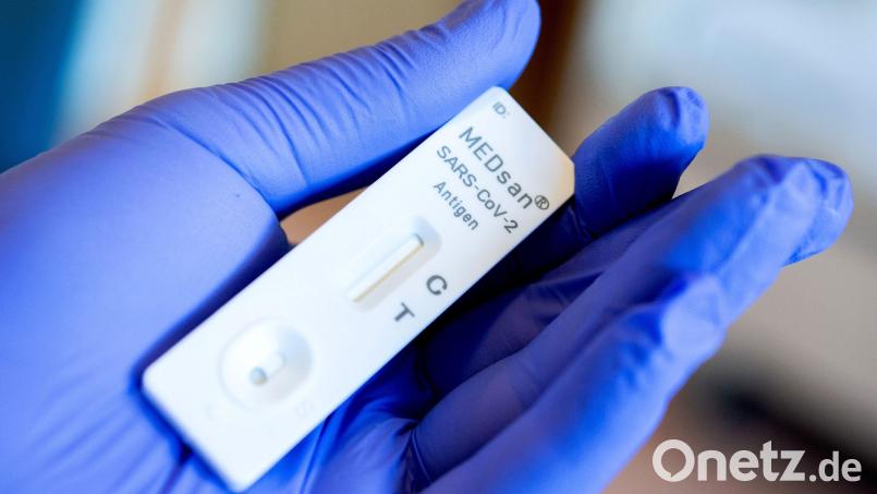 Eine Altenpflegerin hält in einem Altenwohnzentrum einen Schnelltest zur Erkennung des Coronavirus in den Händen. Bild: Hauke-Christian Dittrich/dpa