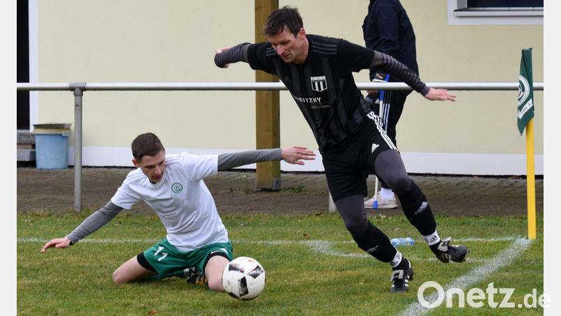 Ein sehenswertes Tänzchen an der Eckfahne: Wolfgang Poetzl (rechts) vom TSV Konnersreuth schickt Mitterteichs Julian Enders auf den Hosenboden. Bild: gb