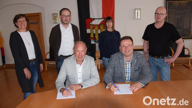 Kümmersbrucks Bürgermeister Roland Strehl (vorne links) und Hohenburgs Bürgermeister Florian Junkes (vorne rechts) haben die Vereinbarung der Standesamtsübertragung ratifiziert. Mit dabei (stehend von links): Christiane Purschke, Wolfgang Roggenhofer (beide Kümmersbruck) sowie Kathrin Lautenschlager und Rainer Dertinger (beide Hohenburg). Bild: bö
