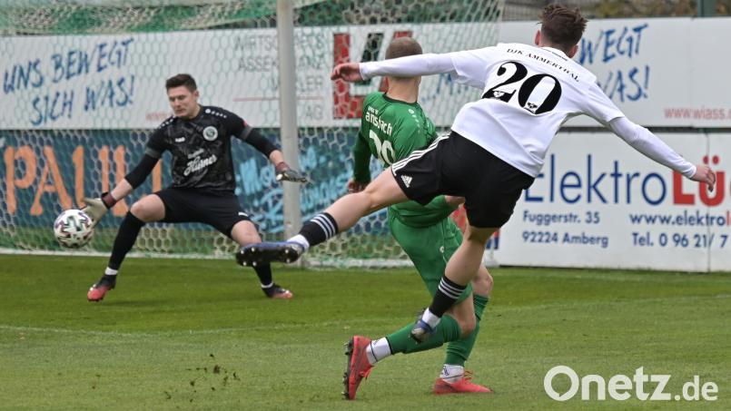 Der Auftakt war perfekt: Dennis Weidner (rechts) brachte die DJK Ammerthal nach sechs Minuten mit 1:0 in Führung. Ansbachs Torwart Sebastian Heid (links) hatte keinen Chance gegen den platzierten Flachschuss ins lange Eck. Bild: ref