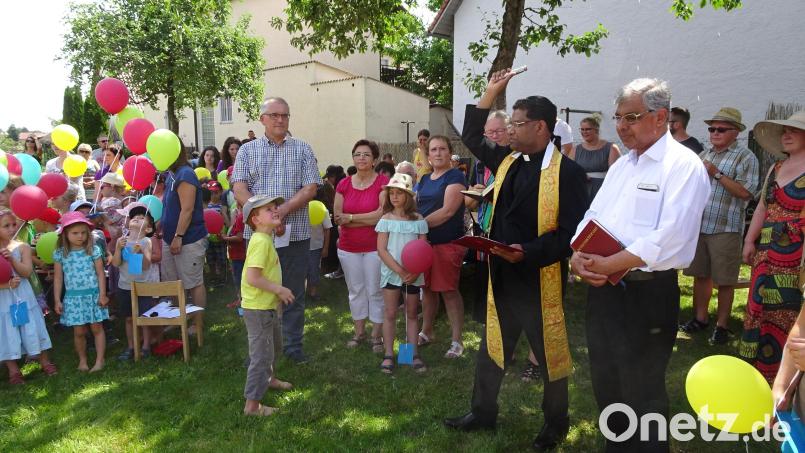 Stadtpfarrer Pater Georg Parambilthadathil segnete die neue Anlage. Bild: hm