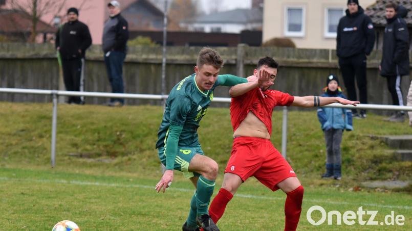 Nicht nur Mitterteichs Sebastian Bilz (links) hatte in dieser Situation gegen Carmelo Schepis (ASV Vach) alles im Griff. Die Stiftländer aus der Landesliga Nordost meldeten sich mit einem 6:0-Kantersieg zurück. Bild: gb