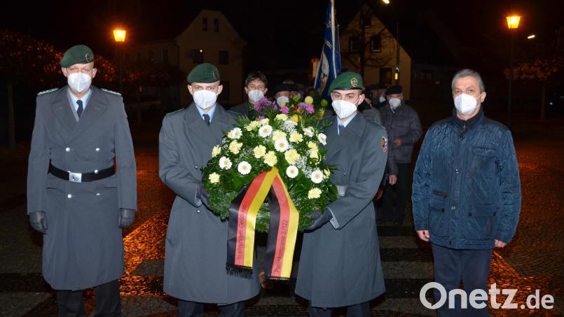 Auf dem Kirchplatz formierten sich Bundeswehrsoldaten mit Bürgermeister Andreas Wutzlhofer (rechts), Vereinen und Verbänden mit Fahnenabordnungen zum Einzug in die katholische Stadtpfarrkirche zur zentralen Feier zum Volkstrauertag in der Großgemeinde. In Böhmischbruck und Roggenstein legten Vertreter an den Kriegerdenkmalen Kränze nieder. Bild: dob