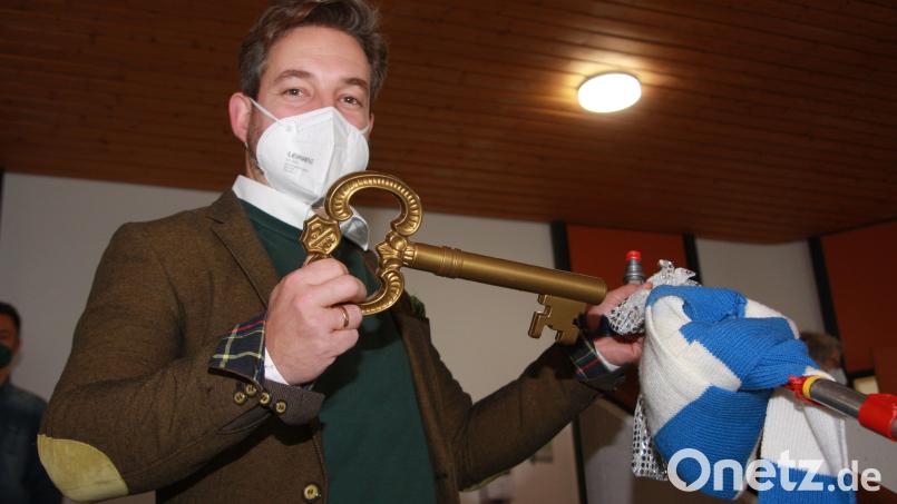 Nur sehr zögerlich trennte sich Zweiter Bürgermeister Michael Dutz vom Rathausschlüssel. Den Gemeinde-Geldsäckel hatte er bereits abgegeben. Bild: wro