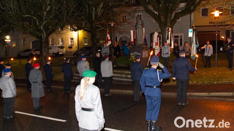 Bereits am Samstag wurde die Gedenkfeier am Kriegerdenkmal am Unteren Markt abgehalten. Bild: njn