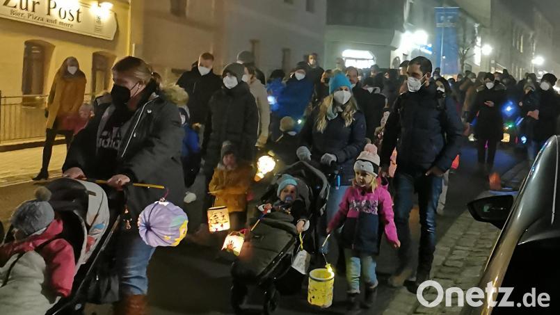 Mit ihren selbst gebastelten Laternen zogen die Mädchen und Buben des Kinderhauses von der Kirche, über die Görglaser Straße und Bachgasse zum Kinderhaus. Bild: lep