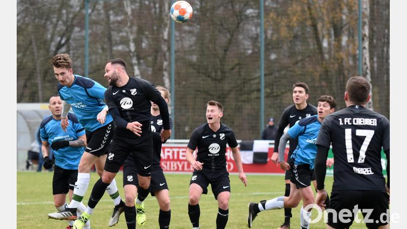 Der Tirschenreuther Nico Stark (links) traf zum zwischenzeitlichen 1:0 gegen den 1. FC Creußen. Dieses Tor sollte jedoch nicht zum ersten Saisonsieg in der Bezirksliga Oberfranken Ost reichen. Bild: gb