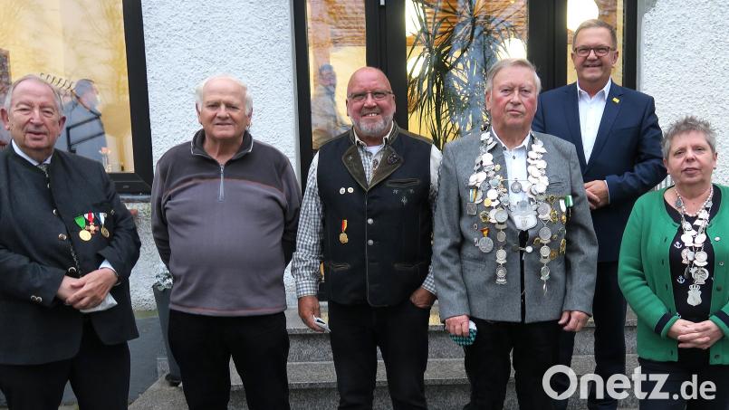Schützenpräsident Hanns Peter Oechsner gratulierte den Rittern Albrecht Puchka und Erwin Zerbian, König Klaus Hermann sowie Liesl Margit Meyer (alle von links) zusammen mit Bürgermeister Martin Preuß (hinten rechts). Bild: Reinhard Fraunholz/exb