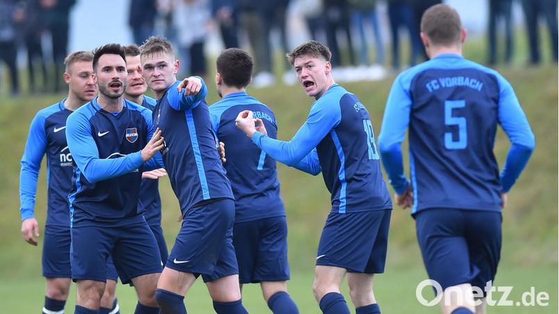 Torjubel nach dem 1:0 für den FC Vorbach: Torschütze Gabriel Speckner (Vierter von links) zeigt auf Daniel Radke (5), der die prächtige Vorarbeit geleistet hatte. Bild: A. Schwarzmeier