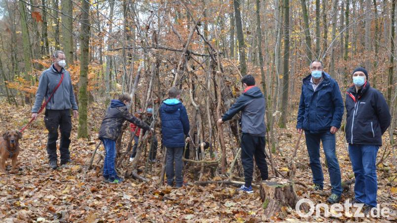 Für die Schüler der Hans-Scholl-Schule wird es im Schulwald künftig viel zu tun geben. Das Iglu wurde schon gebaut. Bild: Kunz