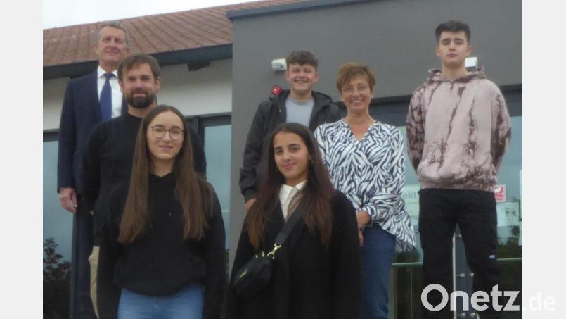 Die gewählten Schülersprecher Evelyn Schwoll und Marie Held (vorne, von rechts) sowie Luca Gleixner und Rene Stuber (hinten, von rechts) mit Schulamtsdirektor Gerald Haas (hinten links) und den Organisatoren der ersten Aussprachetagung in Vilseck Jutta Gebhardt und Philipp Mitterer (Mitte, von rechts). Bild: khg