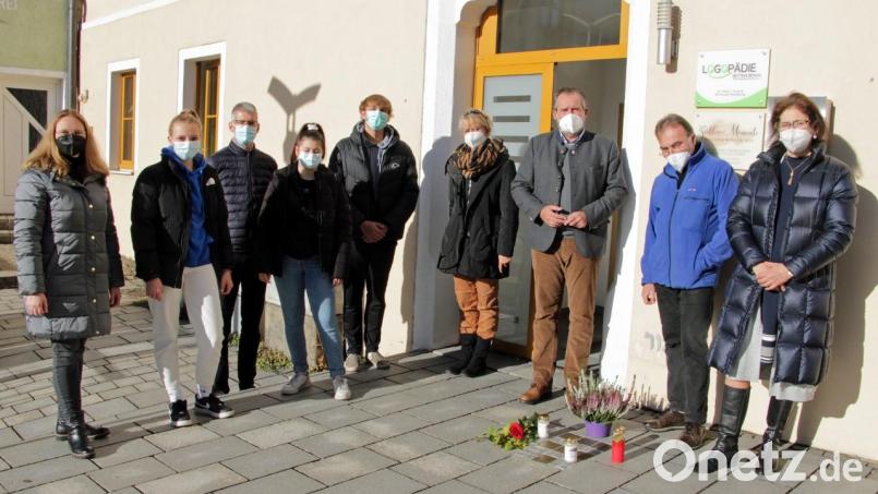 Die Realschüler besuchten zusammen mit Bürgermeister Frank Zeitler (Dritter von rechts) die Stolpersteine. Bild: Josef Götz/exb