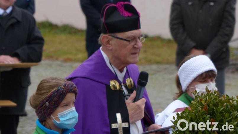 Pfarrer Andreas Uschold mit den Ministrantinnen Bild: hme