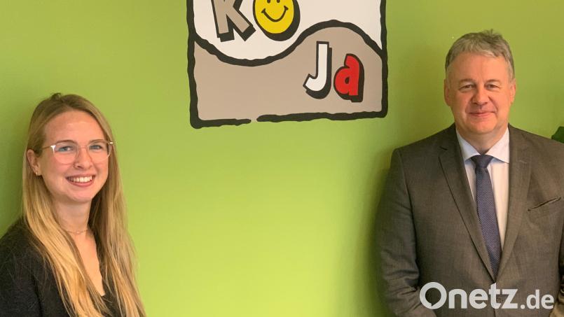 Doreen Mägerl startete mit den besten Wünschen von Landrat Richard Reisinger in ihre neue Tätigkeit in der Kommunalen Jugendarbeit des Landkreises Amberg-Sulzbach. Bild: ige
