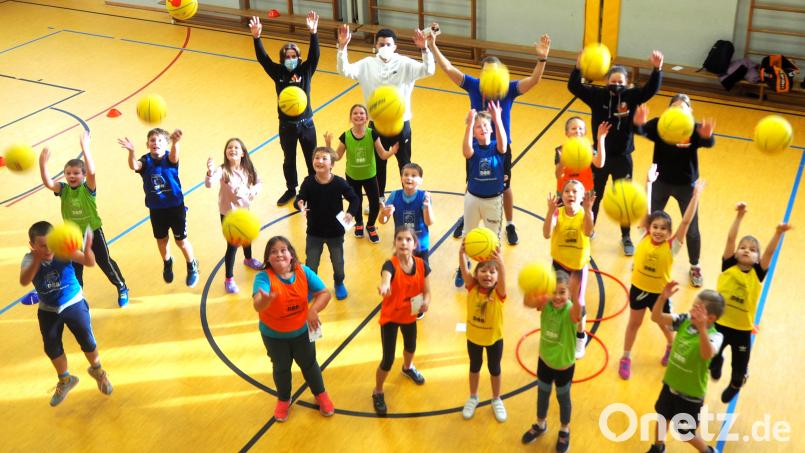 Für die Fichtelnaabtalschüler war der Basketball-Aktionstag mit dem Cheftrainer der DJK Neustadt, Stefan Merkl, und seinem Team ein begeisterndes Erlebnis. Bild: jpl