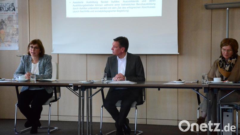 Margot Salfettter, Teamleiterin Berufsberatung, Thomas Würdinger, Vorsitzender der Geschäftsführung der Agentur für Arbeit und Regina Ran (von links), Teamleiterin Arbeitgeberservice, präsentieren den aktuellen Ausbildungsstellenmarkt. Bild: Kunz