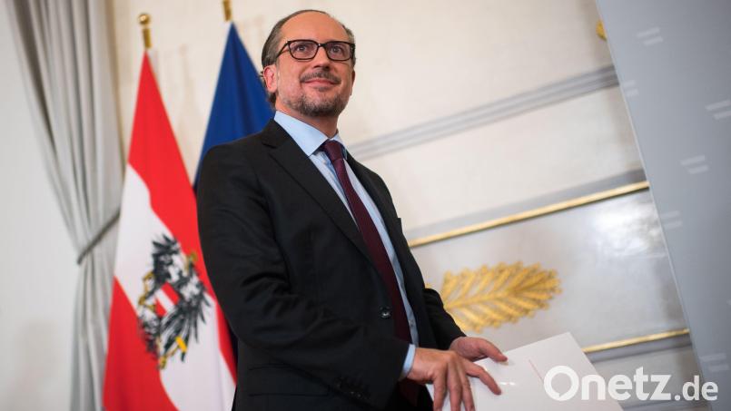 Österreichs Bundeskanzler Alexander Schallenberg kommt nach einer Krisensitzung mit den Ministerpräsidenten zu einer Pressekonferenz. Bild: Michael Gruber/dpa