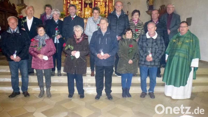 Viele Jahre sind sie gemeinsam durch das Leben gegangen. Dafür sagten sieben Paare im Ehejubiläumsgottesdienst Danke. Bild: mad