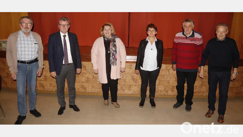 Der Vorstand der Verkehrswacht ist wieder komplett (von links): Stellvertretender Geschäftsführer Johann Gebhardt, Vorsitzender Michael Göth, Kassiererin Petra Pöhlman, Geschäftsführerin Rosalia Wendl, Stellvertretender Vorsitzender Helmuth Singer und der Vorsitzende der Kreisverkehrswacht Amberg, Gernot Schötz. Bild: mfh