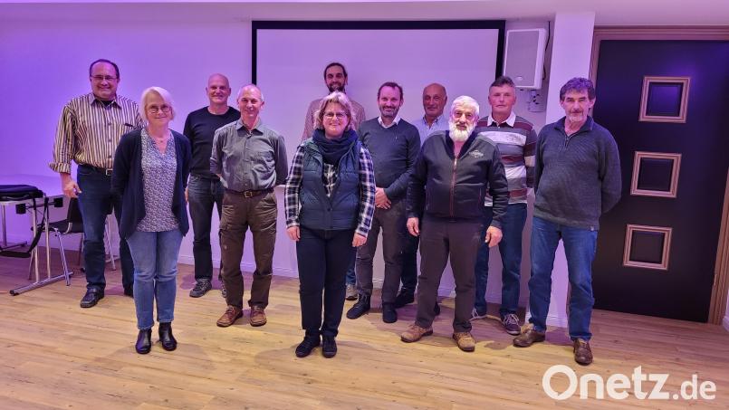 Erster Bürgermeister Ludwig Gürtler und der neue Vorstand (von links) Ludwig Gürtler, Beate Graml, Karl Scholler, Hans Graml, Josef Schmidt, Erika Sauer, Konrad Dippl, Rainer Wolf, Günther Schultes, Hans Kick und Alois Schwarz. Bild: Förderverein/exb