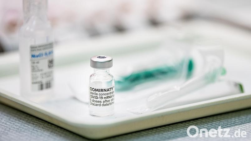 Die in Europa zugelassenen Corona-Impfstoffe (im Bild Biontech/Pfizer) schützen alle auch gegen die Delta-Variante, die nun auch in der Oberpfalz angekommen ist. Das sagt der Regensburger Experte Prof. André Gessner. Bild: Fabian Sommer/dpa