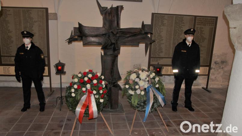 Höhepunkt war die Kranzniederlegung am Ehrenmal in der Nikolauskirche durch die Soldaten- und Kriegerkameradschaft und die Stadt Nabburg. Die Ehrenwache stellte die Polizeischule der Bepo. Bild: ral
