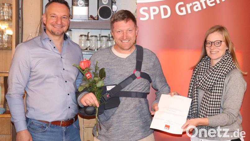 Bei der Jahreshauptversammlung wird Tobias Schatz (Mitte) für 20 Jahre Mitgliedschaft bei der SPD Grafenwöhr geehrt. Bild: myd