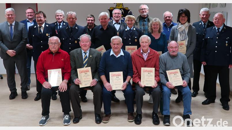Die Feuerwehr Freihung ehrt langjährige Vereinsmitglieder (sitzend, von links): Georg Schmidt, Albert Bauer, Andreas Böhm, Ludwig Obitz und Heinz Schmidt; stehend (von links): Landrat Richard Reisinger, Bürgermeister Uwe König, Josef Scheidler, Reinhold Rumpler, Josef Wisneth, Manfred Luber, Klaus Meißner, Ludwig Regn, Irene Kaiser, Peter Sossalla, Christine Hänsch, Georg Tafelmeier, Karin Amann, Zweiter Vorsitzender Josef Götz und Vorsitzender Günther Ernst. Bild: rab