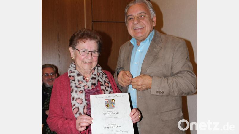 Als treue Sängerin über 40 Jahre hinweg nahm Anneliese Lehner für das Jahr 2021 die Auszeichnung in Gold des Fränkischen Sängerbundes mit Urkunde von Vorsitzendem Hans Steger entgegen. Bild: cs