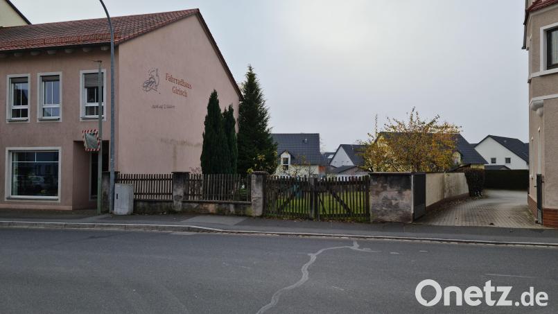 Nach der Vorstellung des Bürgermeisters soll hier ein Apfelgarten mit Fußweg entstehen und so Bahnhofstraße und Am Alten Sportplatz verbinden. Der Stadtrat fühlt sich übergangen. Bild: sne