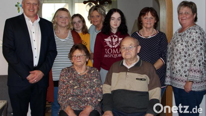 Franz Kohl (vorne rechts) feiert 85. Geburtstag. Dem Jubilar gratulieren Ehefrau (vorne links), Kinder, Enkelkinder und Urenkel. Für die Marktgemeinde Kirchenthumbach überbringt Bürgermeister Jürgen Kürzinger (links) und für die Pfarrgemeinde Neuzirkendorf Sabine Frohnhöfer (rechts) Glückwünsche. Bild: lep
